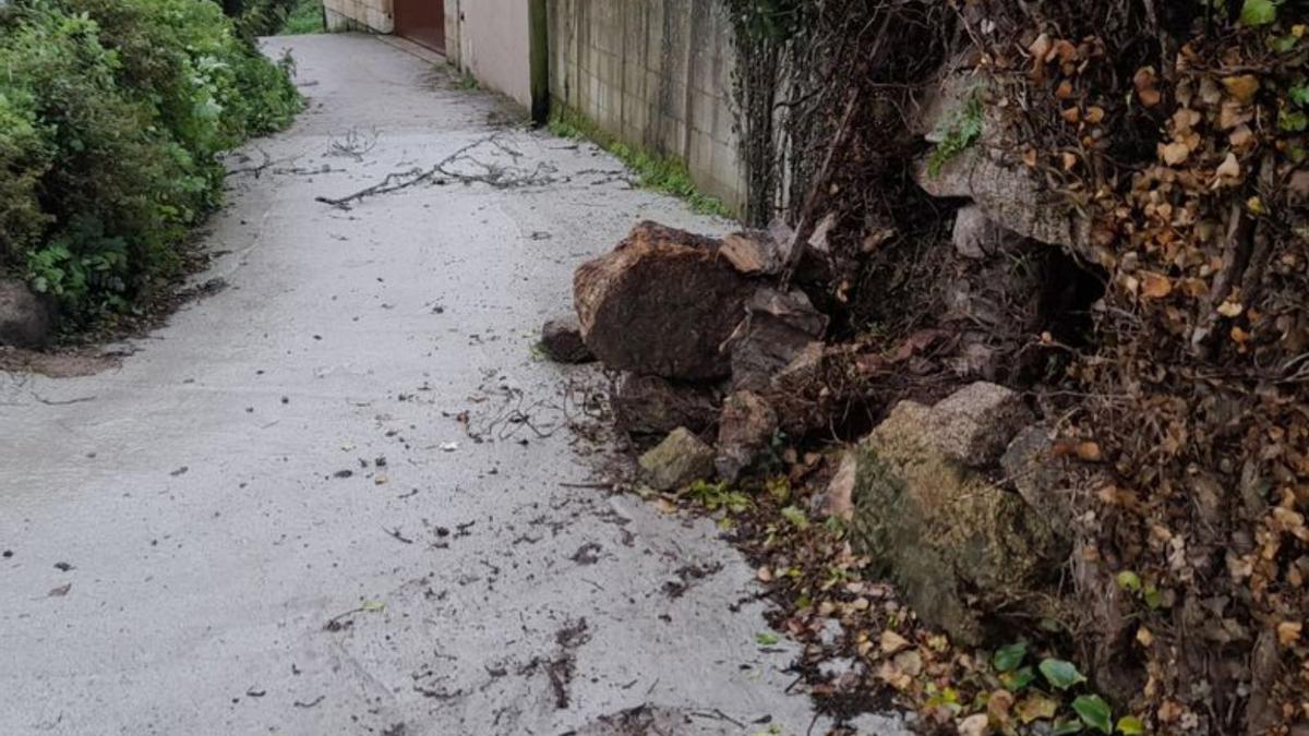 Muro derrumbado por las lluvias en Sabaceda |  . // S.Á.