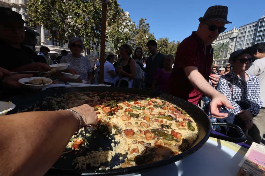 La plaza del Ayuntamiento de València se convierte en un gran restaurante al aire libre con el Tastarròs
