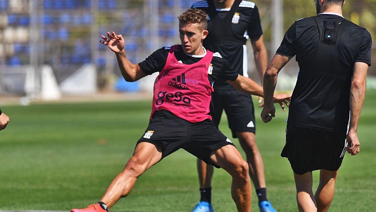 Pablo de Blasis, en primer término, en el entrenamiento de ayer del FC Cartagena. | PRENSA FC CARTAGENA