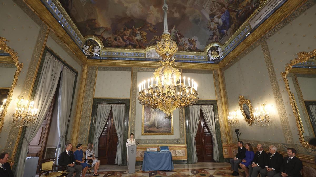 La princesa Leonor pronuncia un discurso tras recibir de manos de su padre, el rey Felipe, el Collar de la Orden de Carlos III, en el salón de Carlos III del Palacio Real.