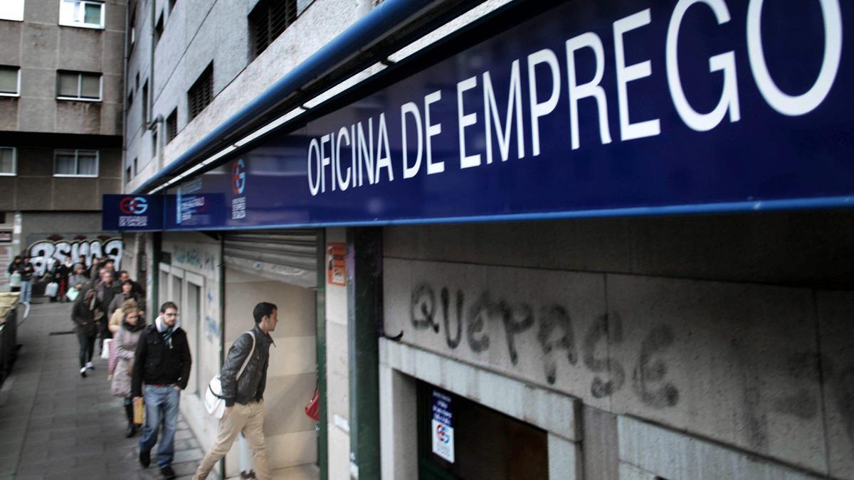 Cola a la entrada de una oficina de empleo en Galicia