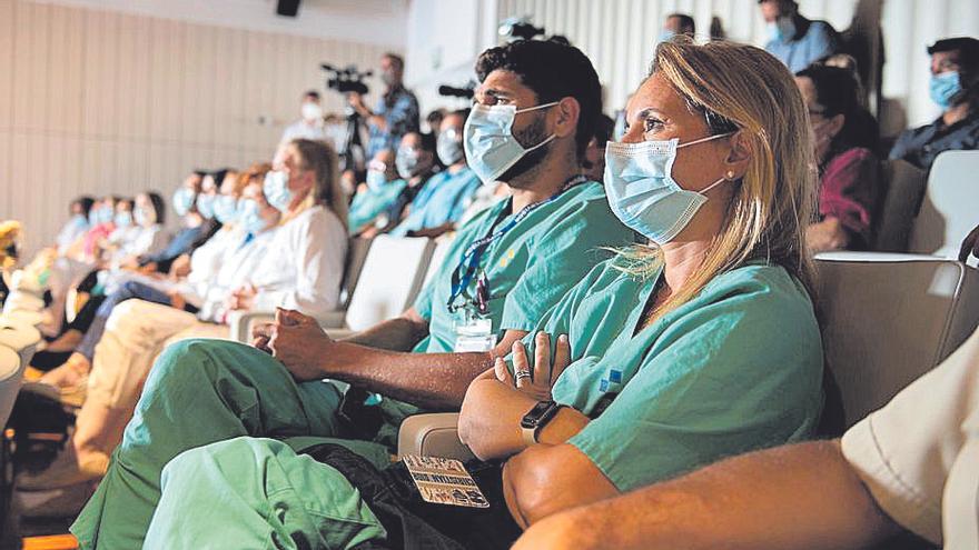 Personal del hospital durante la celebración del acto del aniversario.