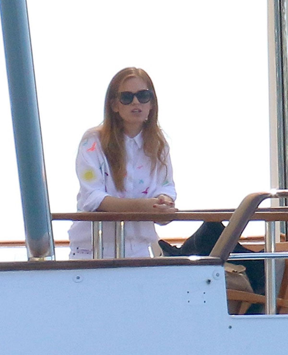 Isla Fisher, apoyada en la barandilla del yate