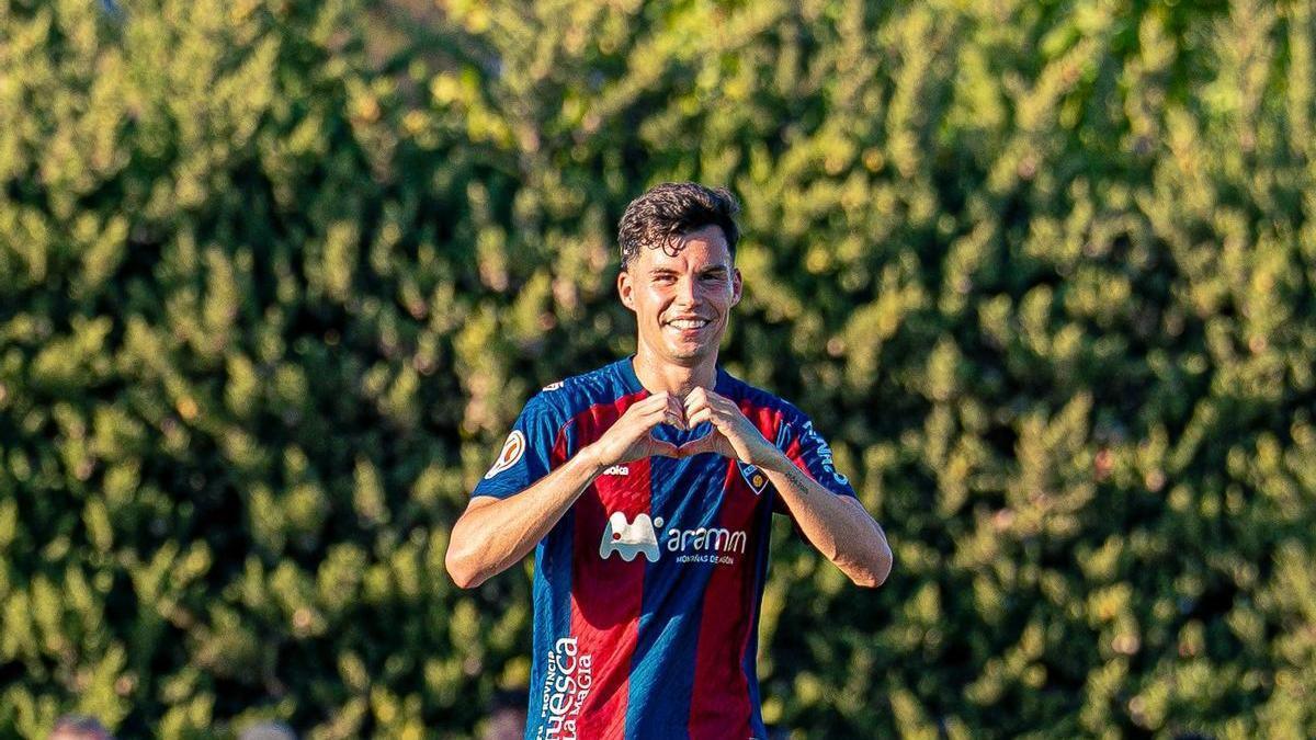 Luismi Redondo celebra su gol al Andorra.