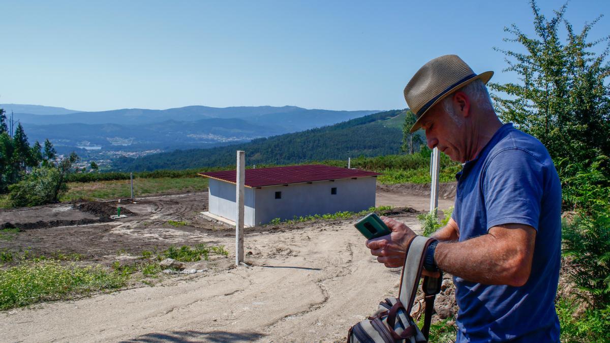 Juan Castaño, edil del BNG, en la finca donde se quiere instalar la pirotecnia.