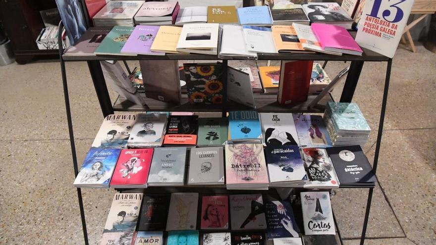 Libros de poesía en un expositor de la Librería Moito Conto de A Coruña.