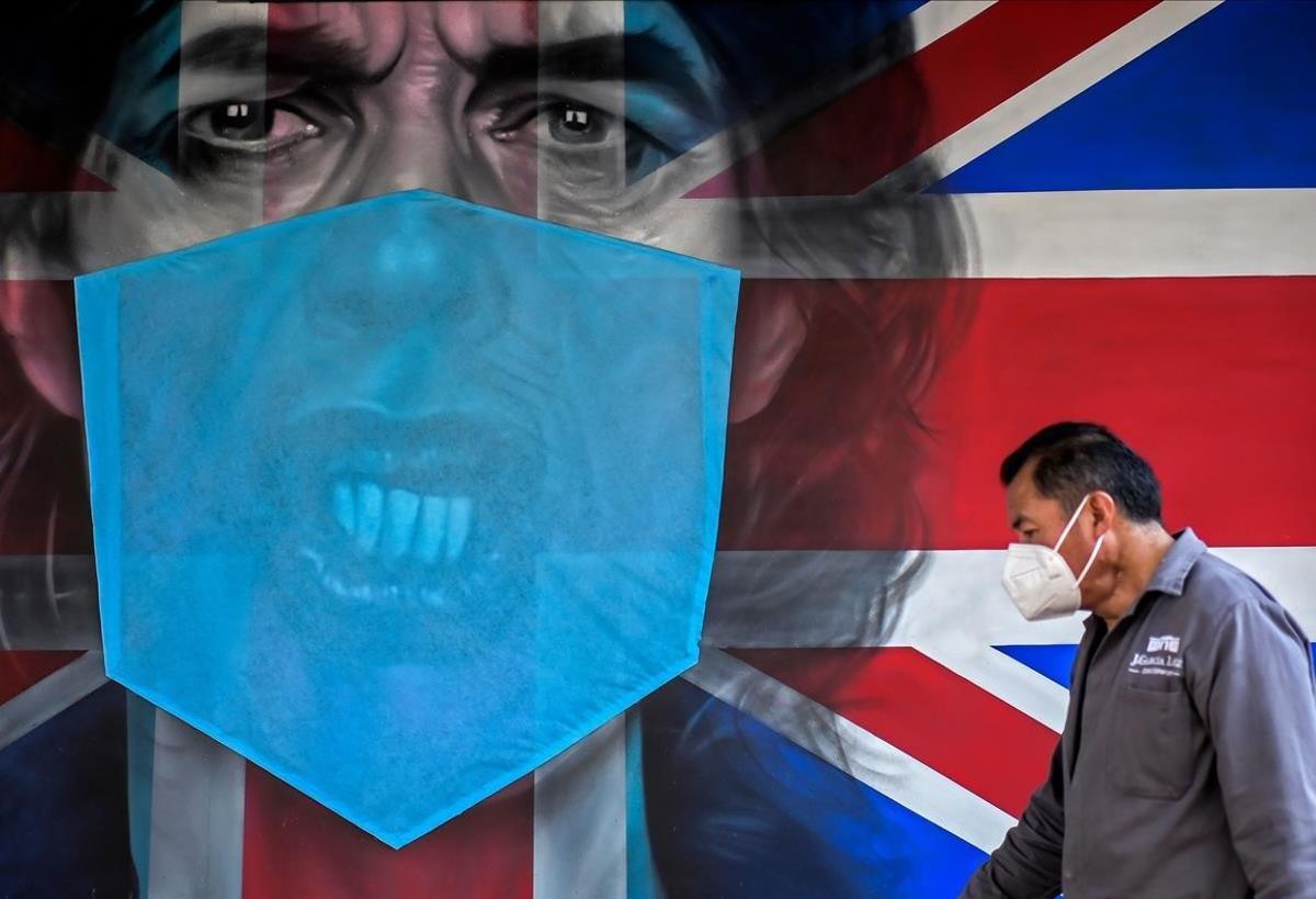 Mural que representa al cantante inglés Mick Jagger con una máscara protectora.