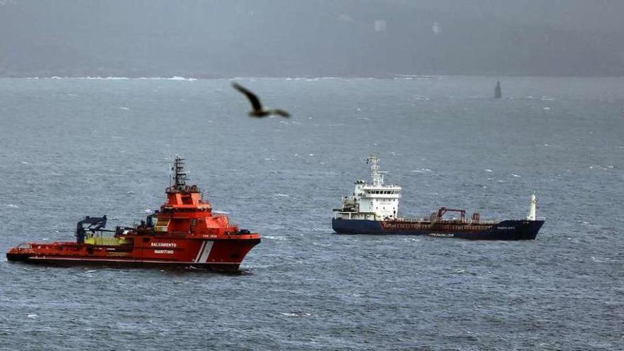 El buque &#039;Don Inda&#039; acompaña al &#039;Huseyn Javid&#039; para fondear en Fisterra.