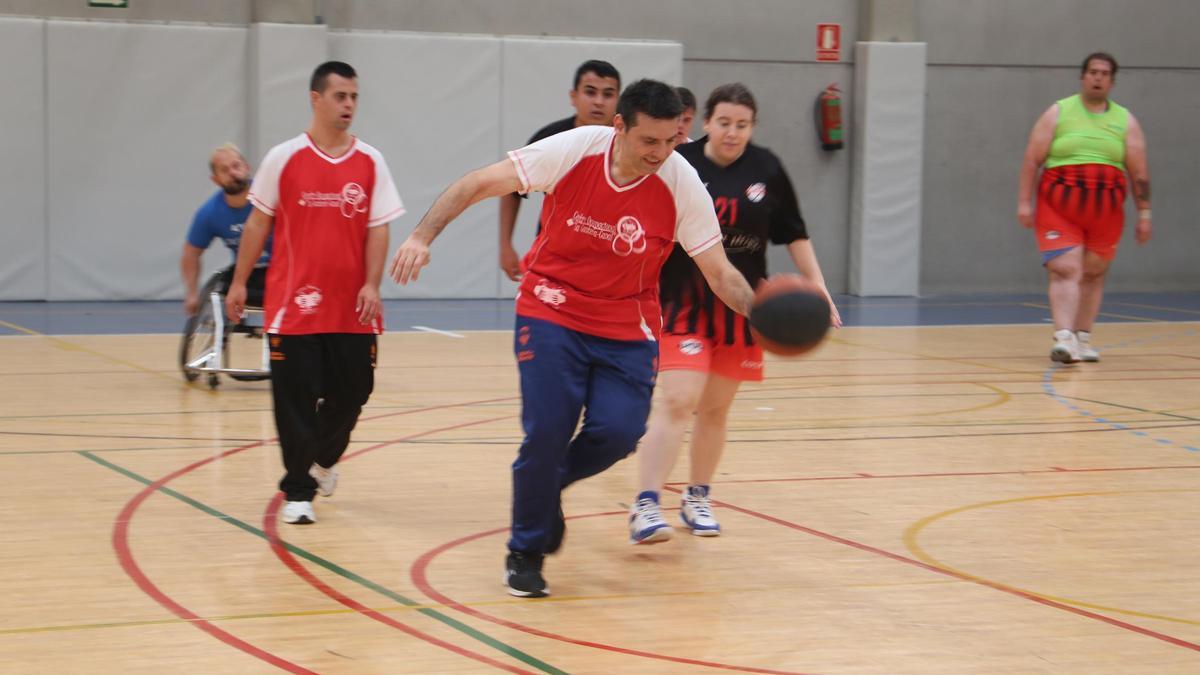 Jugadores del equipo de baloncesto de Aspromivise en un encuentro.