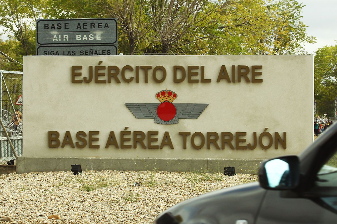 En la Base Aérea de Torrejón de Ardoz se encuentran algunos F18 listos para el despegue.