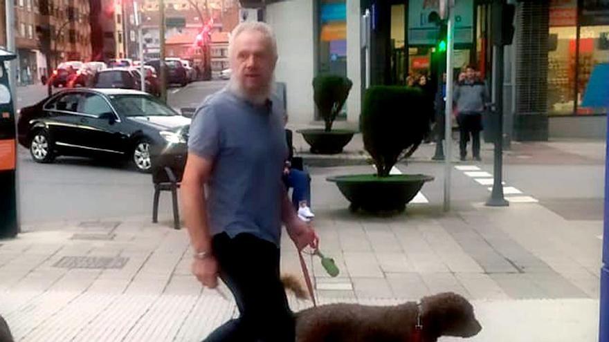 El agresor camina junto a su perro.