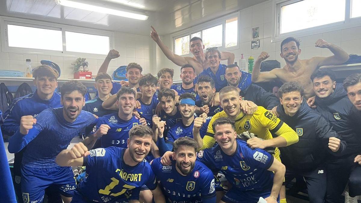 La plantilla del Andratx celebra la victoria en el vestuario.