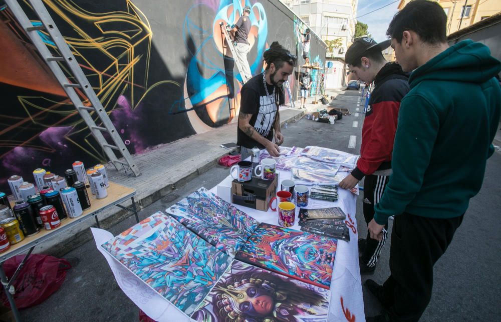 Un gigantesco grafiti en Campoamor