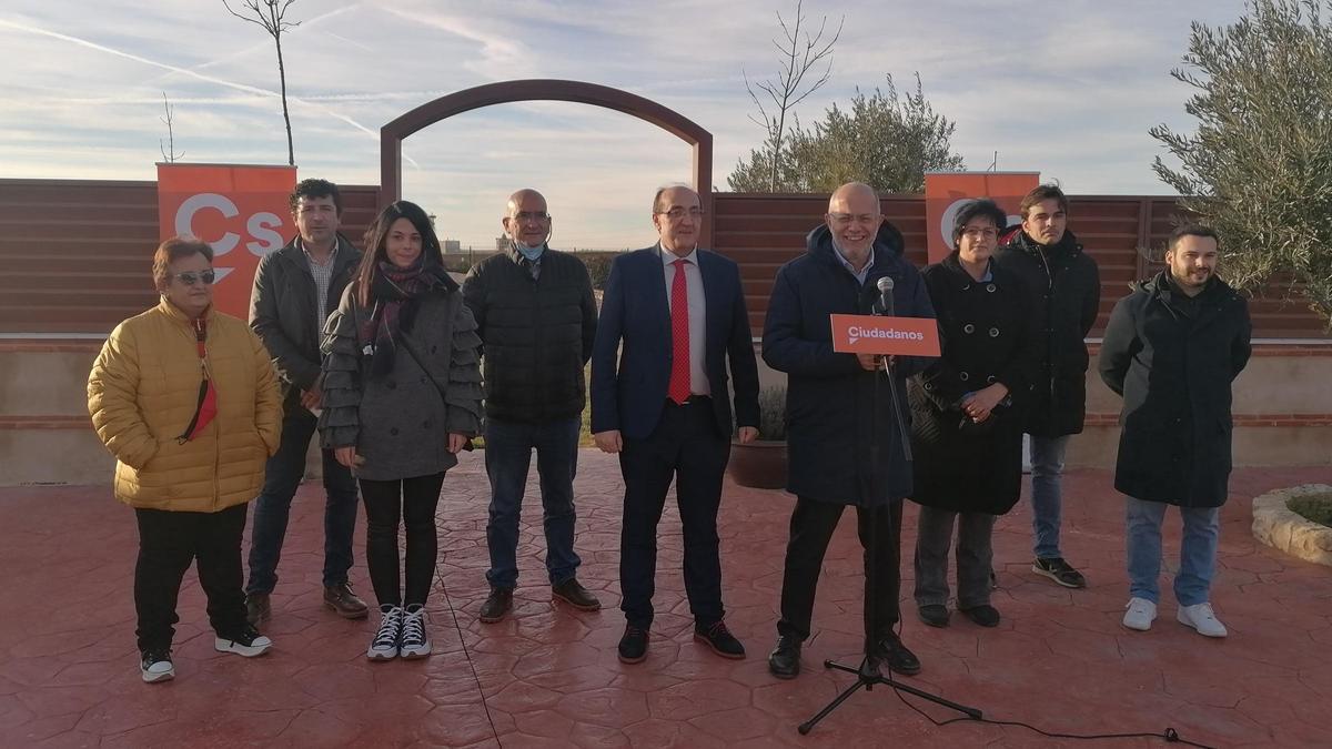 Igea, cuarto por la derecha, posa con los candidatos de la formación naranja por Zamora