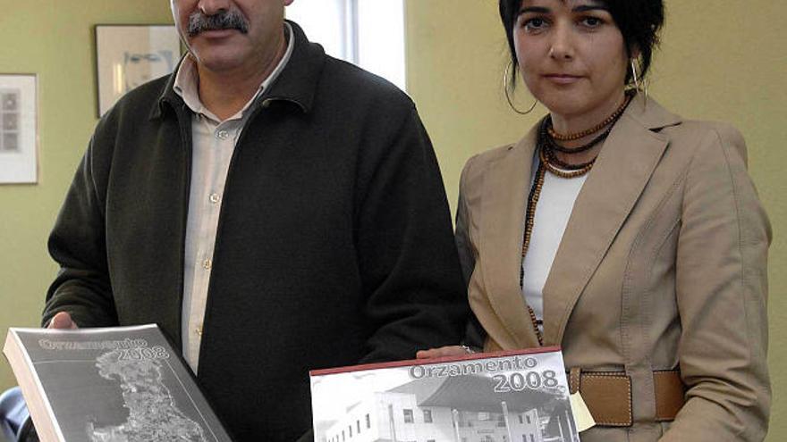 El alcalde y la edil de Economía, Berta Martínez, en la presentación del presupuesto de 2008. / fran martínez