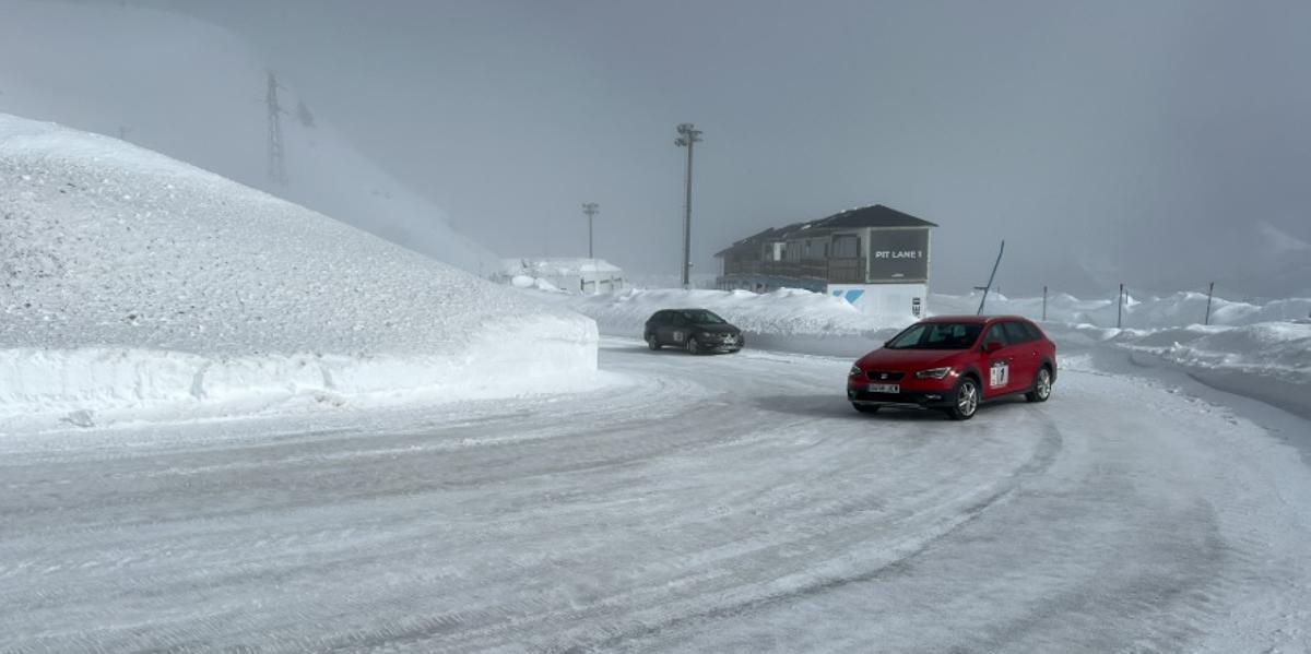 Dos vehicles al circuit de neu d'Andorra