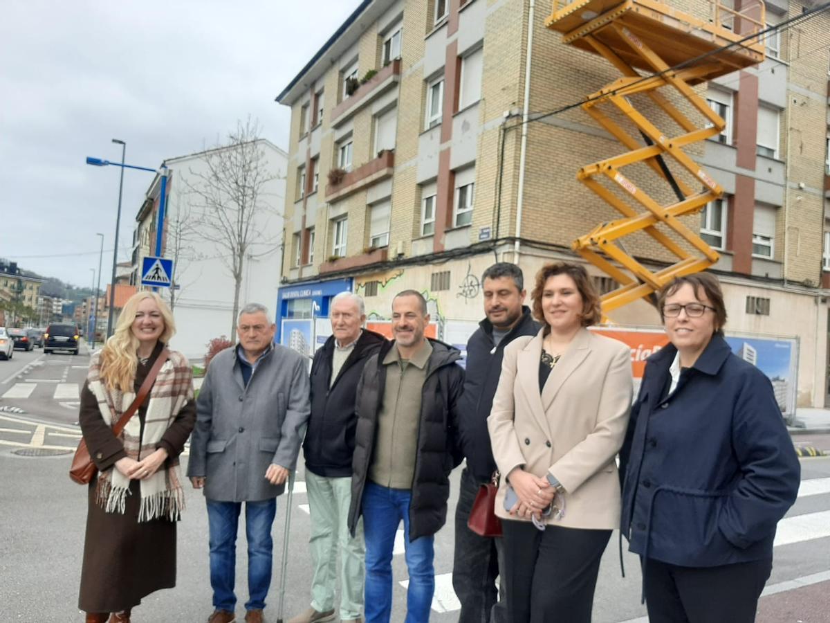 Por la izquierda, Susana García Rama, gerente de la empresa que ejecuta la obra; José Manuel Llano y José Luis Fernández, vecinos; el alcalde, Ángel García; el concejal Javier Rodríguez;  Sonia Álvarez, arquitecta de la obra, e Inma Díaz, administradora de fincas.