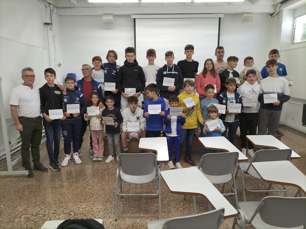 Ciclistas de la escuela de Ontinyent con los diplomas.