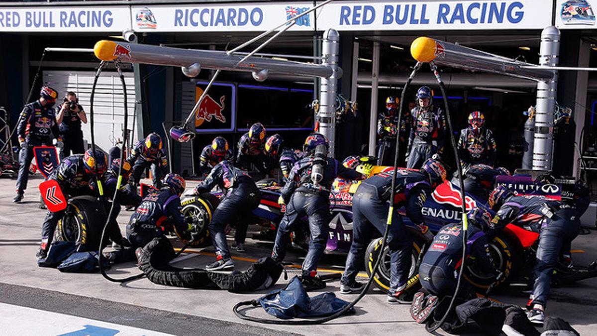 Los mecánicos de Red Bull preparan el monoplaza de Daniel Ricciardo antes de comenzar el GP de Australia