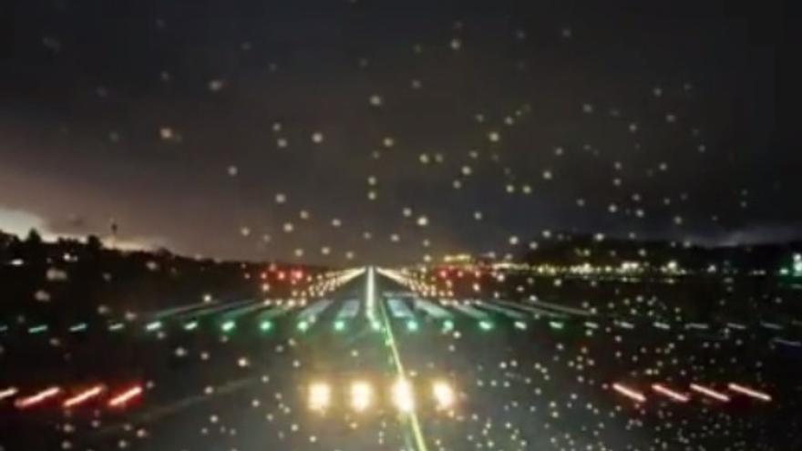 El sorprendente despegue entre la lluvia de un avión desde Canarias