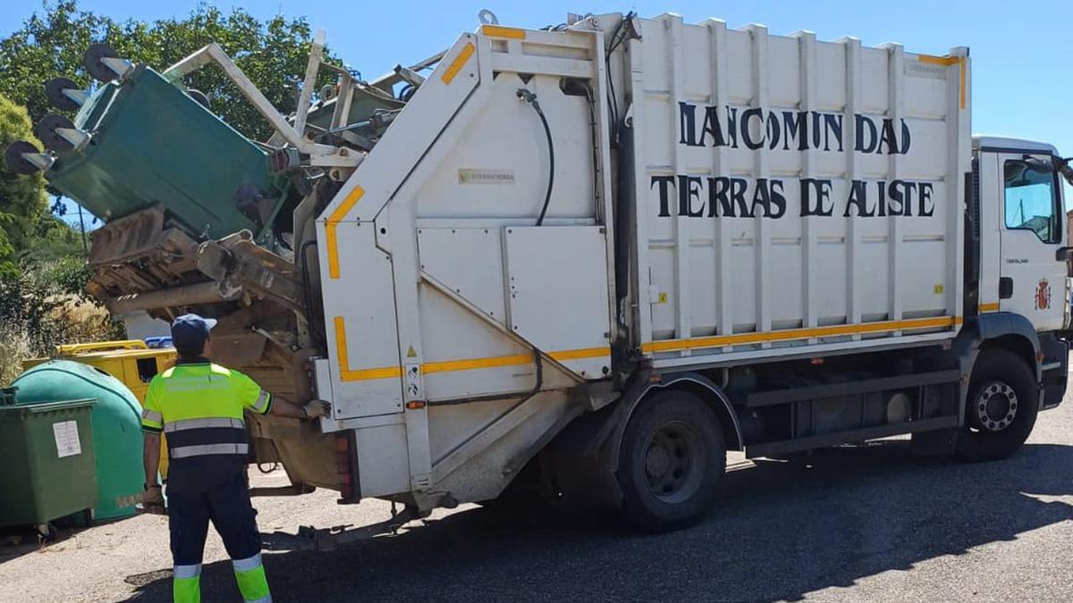 Un operario de la Mancomunidad Tierras de Aliste recoge con un camión los contenedores de un pueblo zamorano.