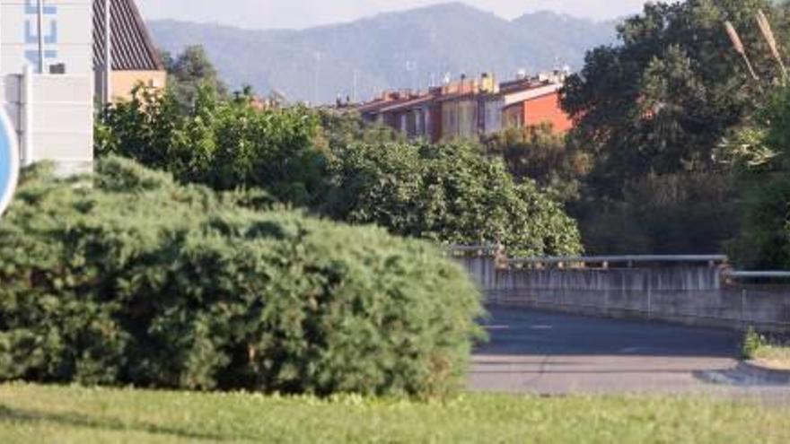 La urbanització del Puigventós (les cases del fons), fotografiada des de la rotonda de la C-66, on enllaçarà la nova carretera que projecta l&#039;Ajuntament.