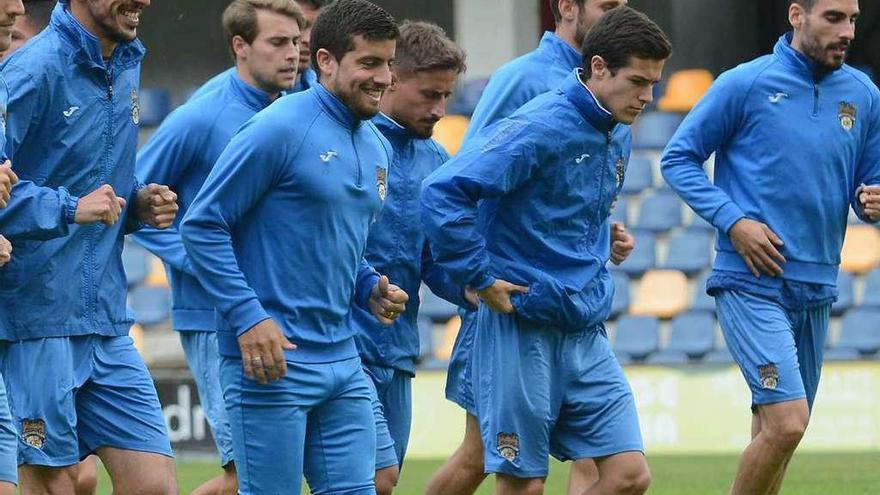 En primer término Capi, Mateo Ferrer, Adrián Gómez, Miki y Portela en un entrenamiento. // R. Vázquez