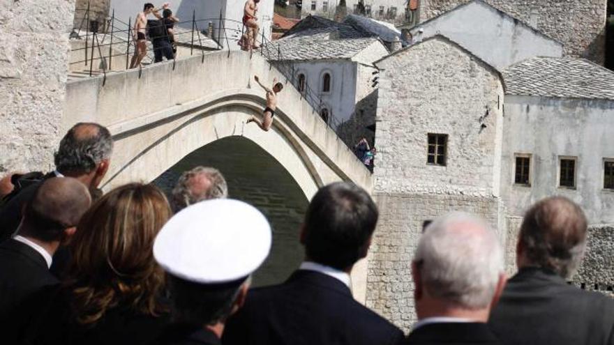 El Rey (de espaldas, a la derecha) contempla un salto desde el puente de Mostar.