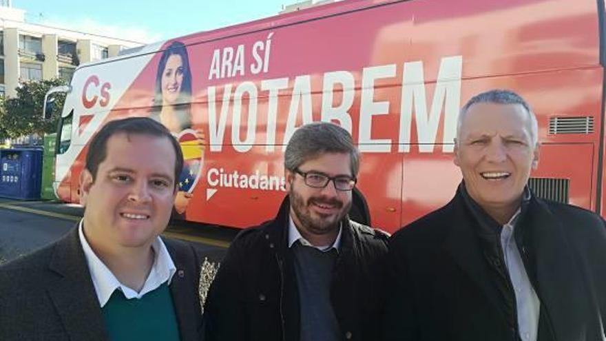 Alfonso Sánchez (2 per Girona), el secretari d&#039;Organització de Cs, Fran Hervías, i Jean Castel (cap de llista), a Tossa .