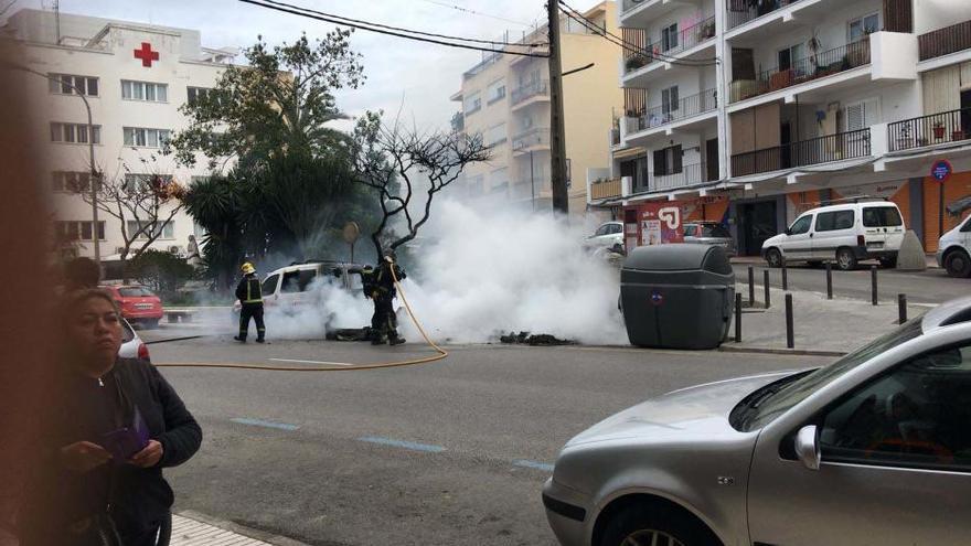 Arden contenedores de basura y un vehículo en Ibiza