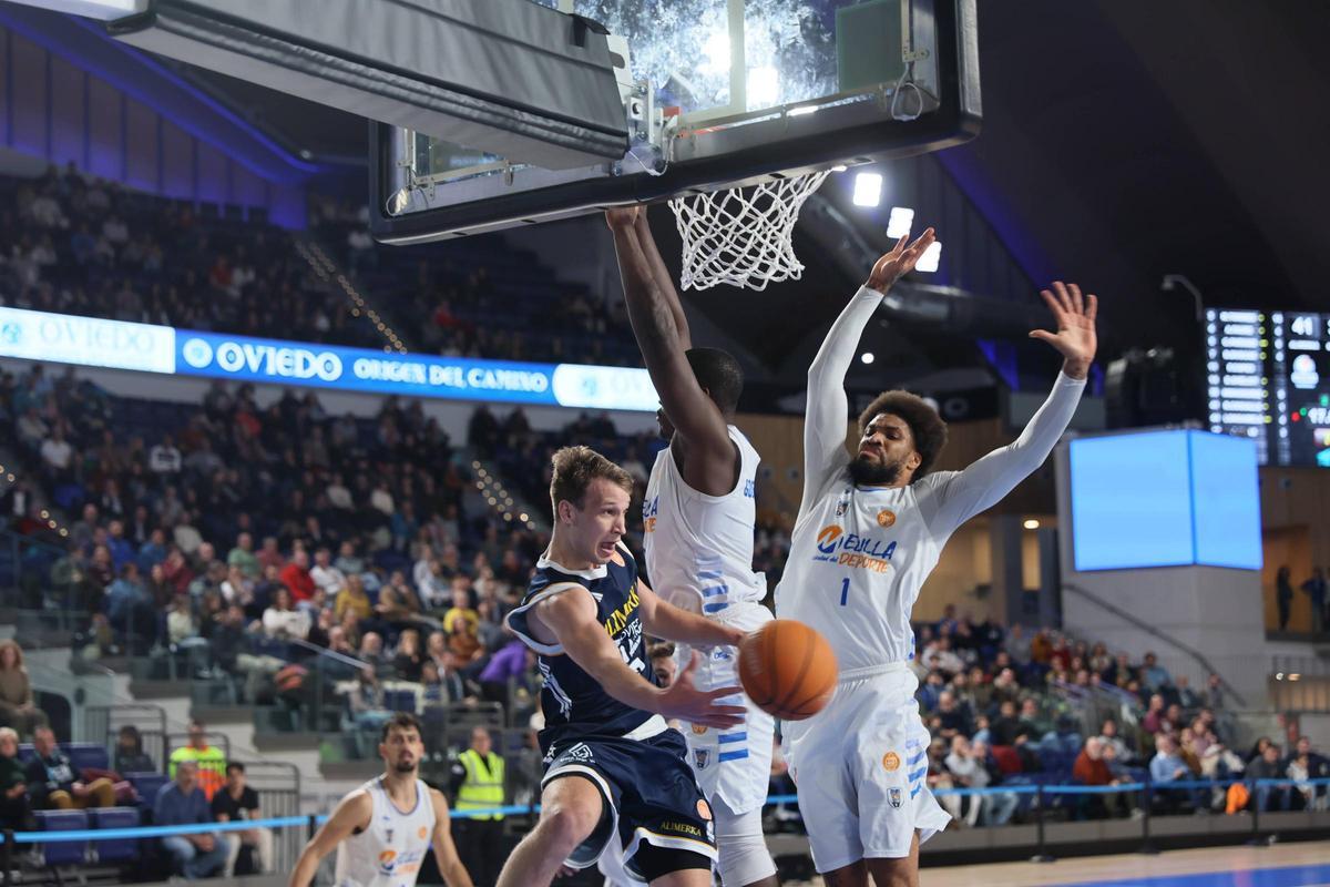 Todas las imágenes de la victoria del Alimerka Oviedo Balontesto ante el Melilla (101-70) en el Palacio de los Deportes