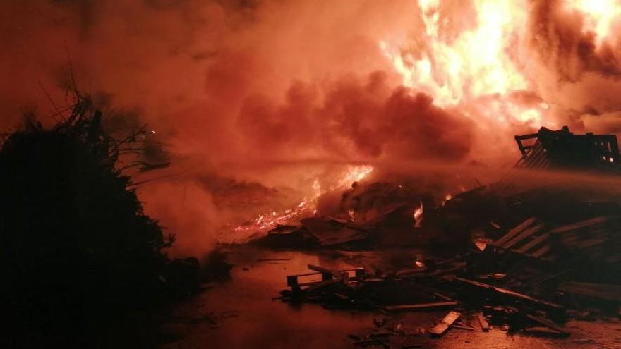 L&#039;incendi crema palets i tot el material que tenien emmagatzemat