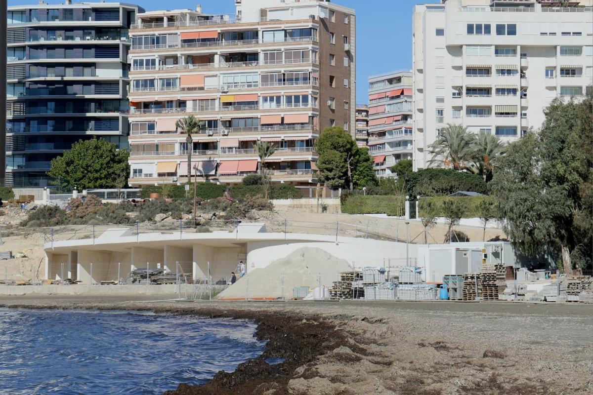 Obras alrededor de la playa de la Almadraba de Alicante.