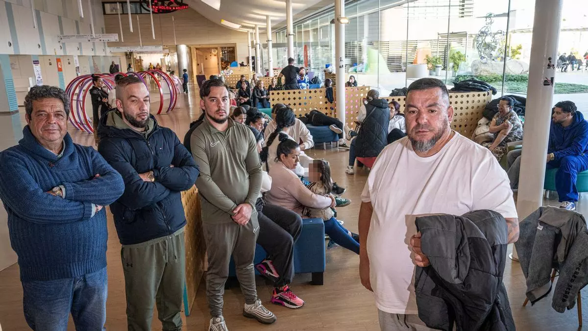 La familia del niño que está en la uci tras caer de 15 metros en una boda en L'Hospitalet demandará al hotel: "La rejilla no estaba sujeta"
