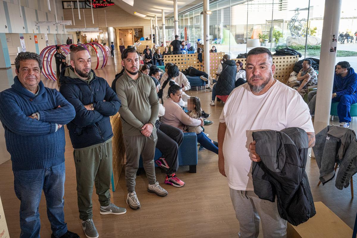 Pregàries a la porta de l’Hospital de Sant Joan de Déu, de la família i amics del nen que és a l’uci després de caure 15 metres per una reixa de ventilació