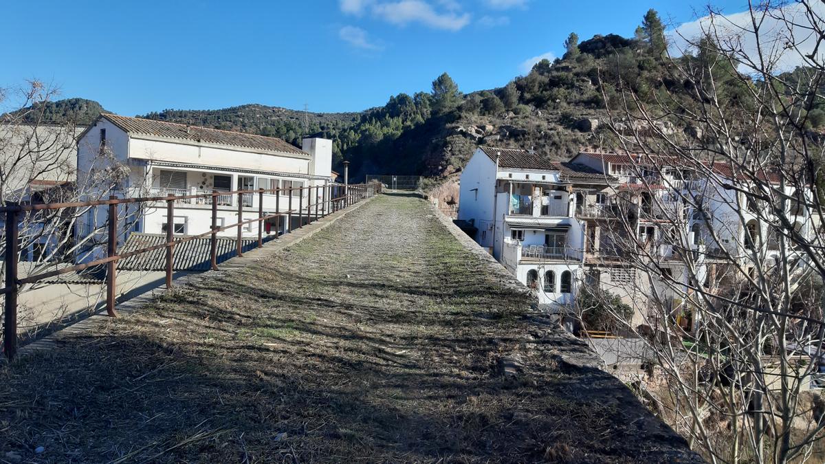 Treballs de neteja del camí de l'antic traçat del cremallera a Castellbell