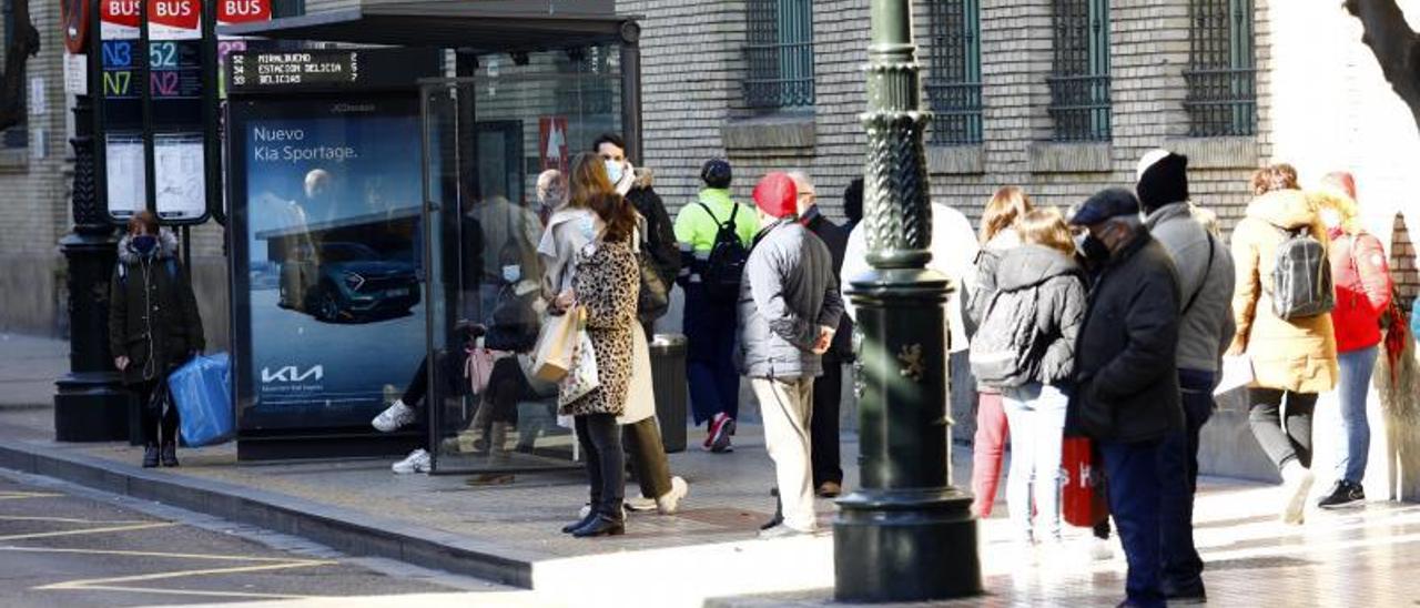 Varios usuarios esperan pacientes la llegada del autobús urbano en Conde Aranda.  | ANDREEA VORNICU