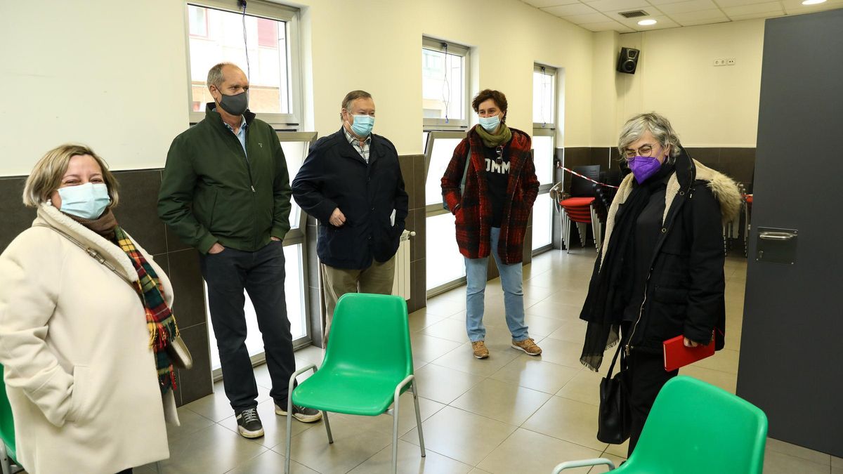 Ana González, con vecinos de Poniente.