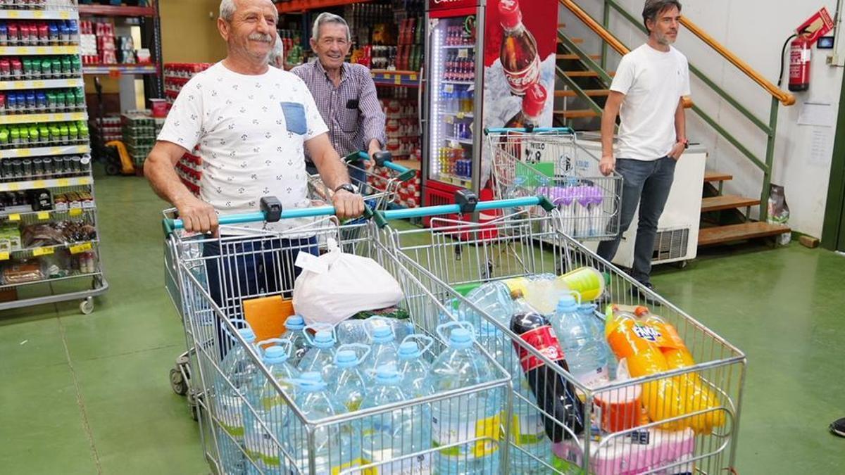 Acopio de agua en un supermercado de Pozoblanco, en una imagen de archivo.