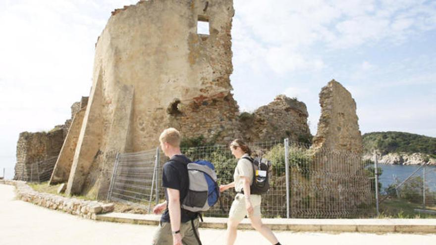 El castell  presenta un evident estat ruïnós.