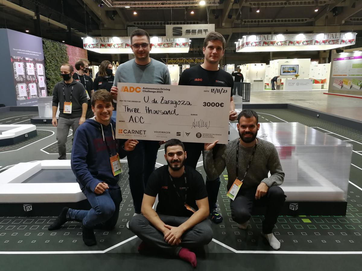 Los cinco premiados posan junto a su premio