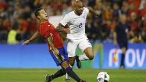 Thiago choca con Fabian Delph en la jugada en la que se lesionó, el viernes, en Alicante.