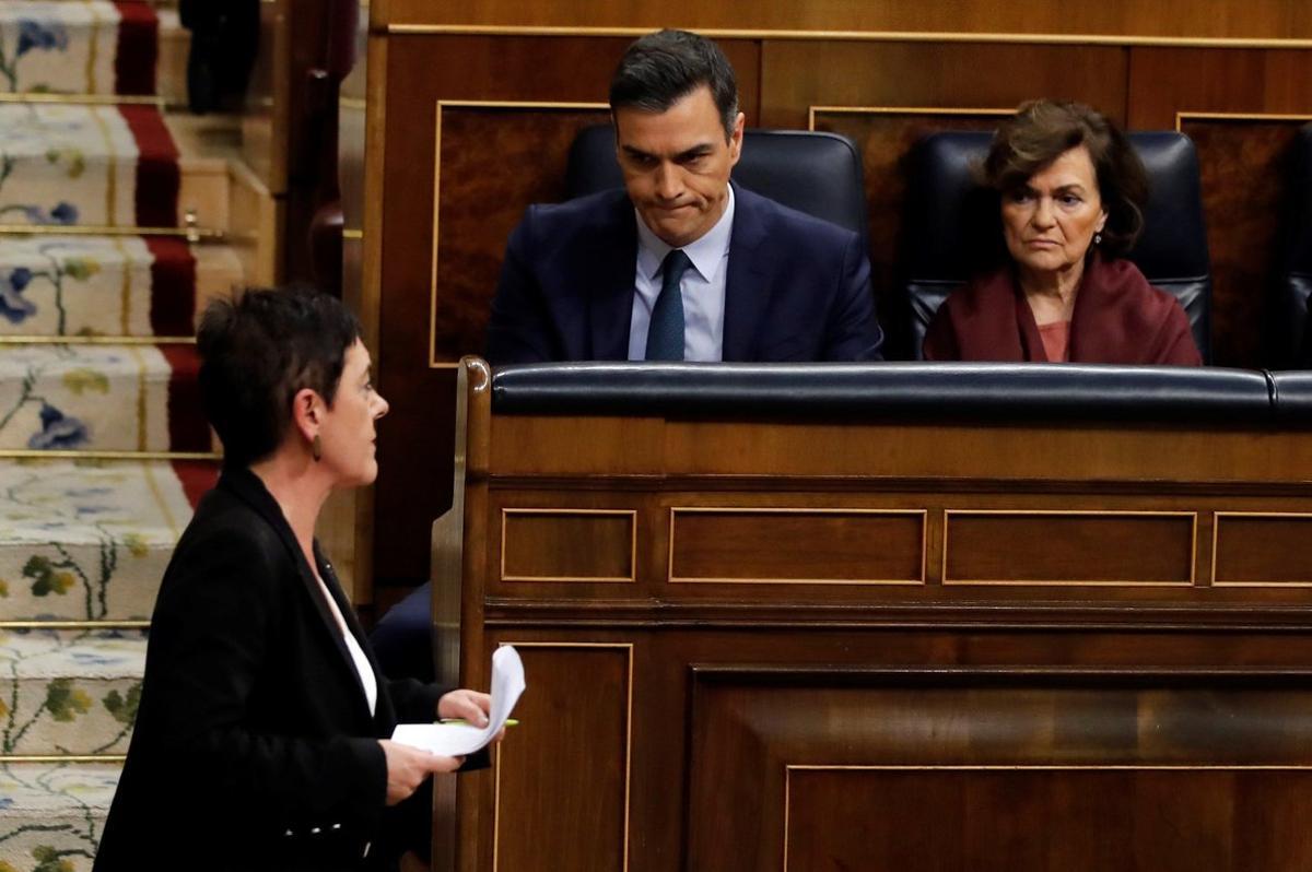 GRAF7441. MADRID, 05/01/2020.- El candidato a la Presidencia del Gobierno, Pedro Sánchez, observa a la portavoz de EH Bildu, Mertxe Aizpurua, tras una de sus intervenciones en la segunda jornada del debate de su investidura como presidente del Gobierno este domingo en el Congreso de los Diputados. EFE/Juan Carlos Hidalgo