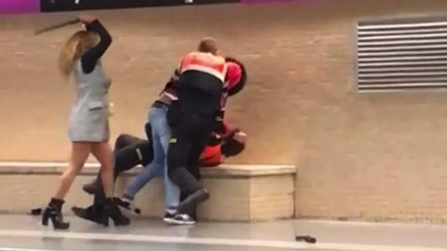 VÍDEO | Detenida por golpear en la cabeza a un vigilante del metro con su porra