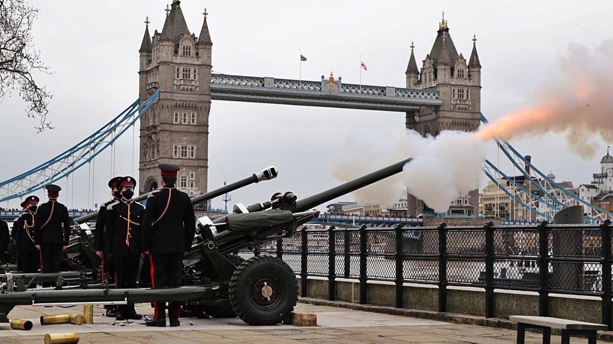 Els canons davant de la Tower Bridge llençant trets en lloança al príncep Felip.