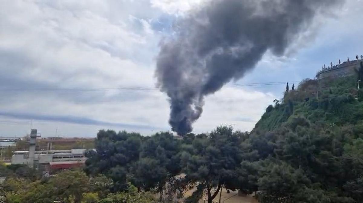 Vista  de la gran nube negra de humo, provocada por un incendio en el puerto de Barcelona a 29 de marzo de 2026