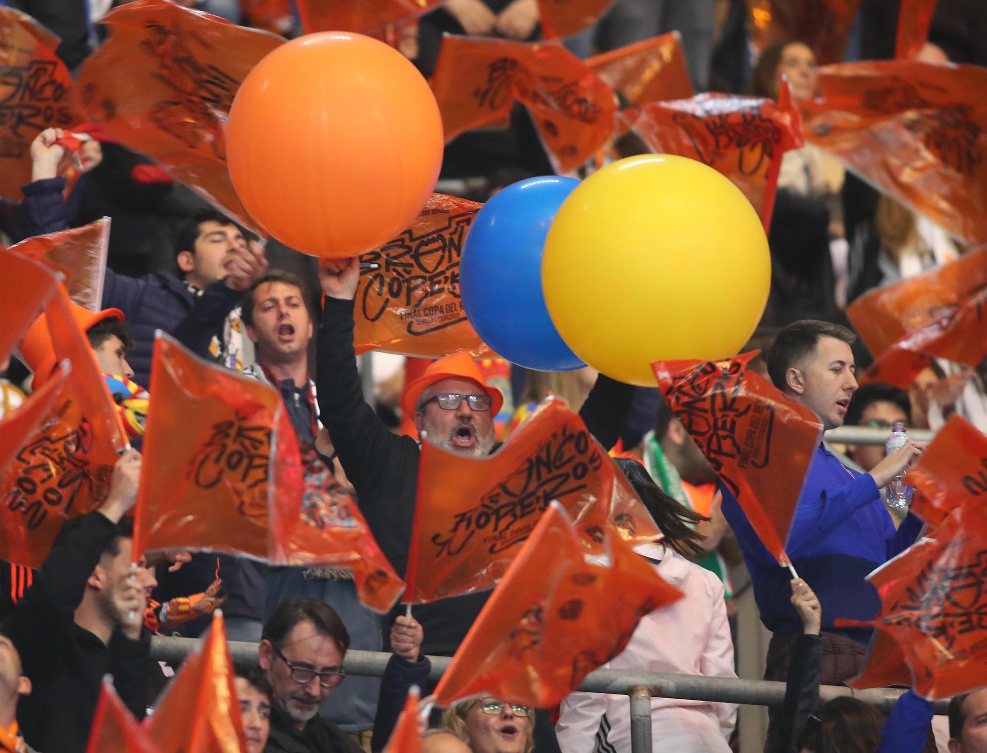 La afición valencianista llena de color el estadio de La cartuja