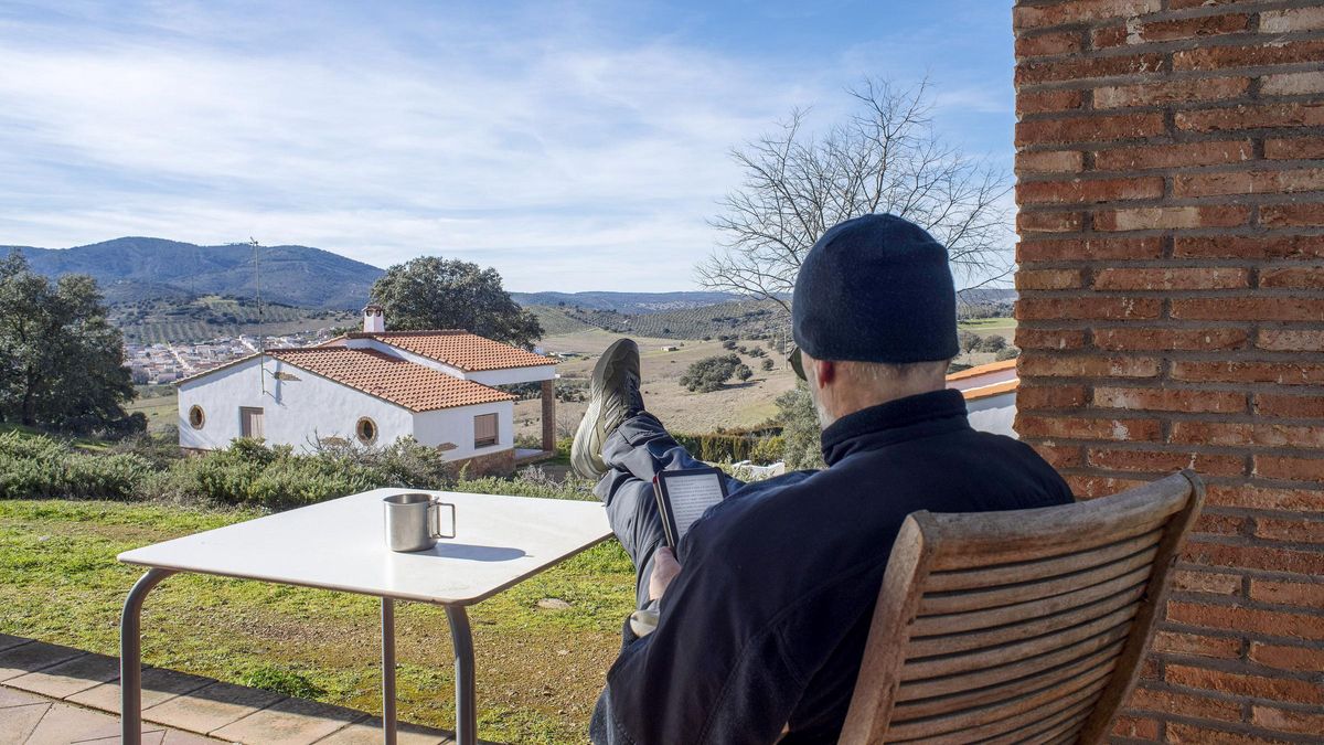 Un hombre descansa en un alojamiento rural.