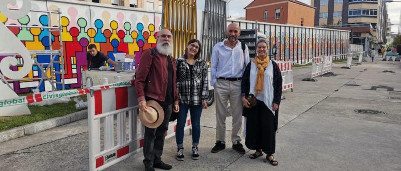 El artista cubano-vigués, Nelson Villalobos (i), este lunes durante la instalación del nuevo mural.