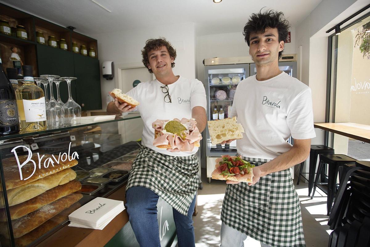 Ferran Daniel i Javier Andreu mostren dues de les focaccies que ofereixen a Bravola.